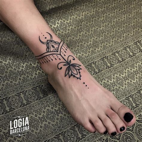 tatuajes de mujer en el pie|Tatuajes en los pies: 57 opciones para MUJER